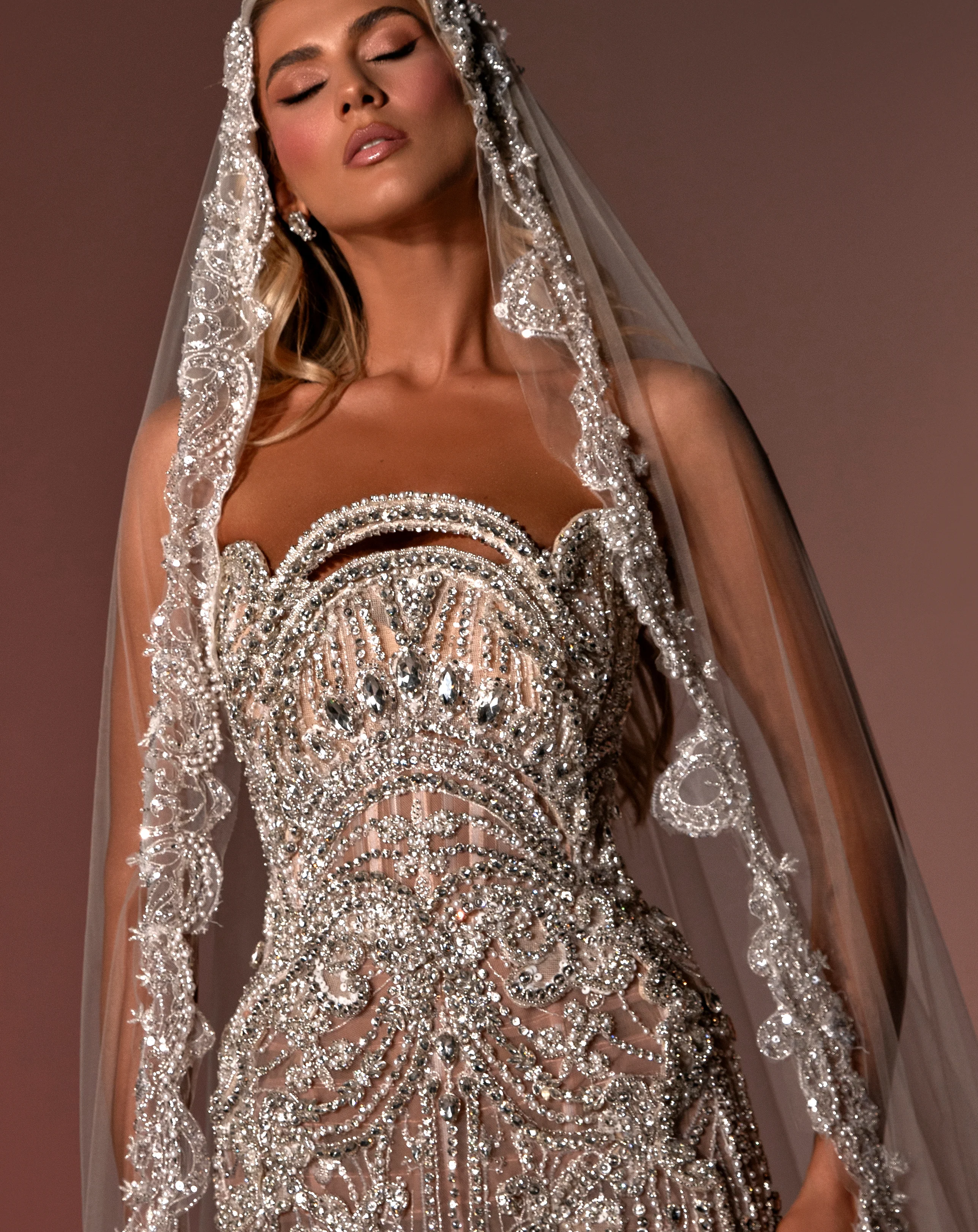 SHORT BRIDAL DRESS WITH LONG VEIL - Image 3